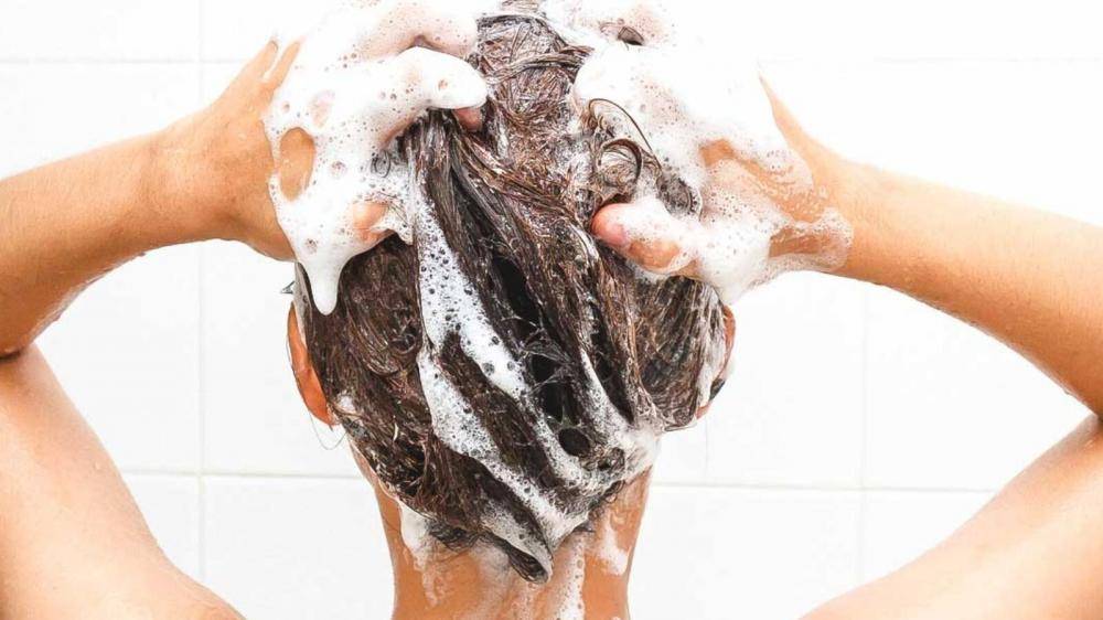 هكذا تتخلصون من القشرة نهائياً بشكل طبيعي