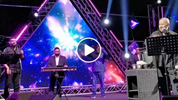 بالفيديو - نجم لبناني يفاجئ جورج وسوف بتصرفه ويقبله على المسرح.. شاهدوا رد فعله