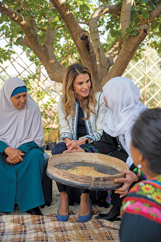 الملكة رانيا خلال زيارة الى قرية البيوضة