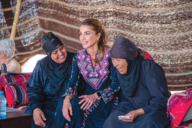 الملكة رانيا خلال زيارة لمنطقة الحلابات