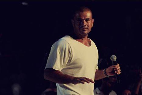 بالفيديو - لن تتخيلوا كم تبلغ إطلالة عمرو دياب الجريئة التي احدثت ضجة!