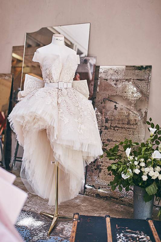 فستان عصري من قزّي وأسطا  Azzi & Osta