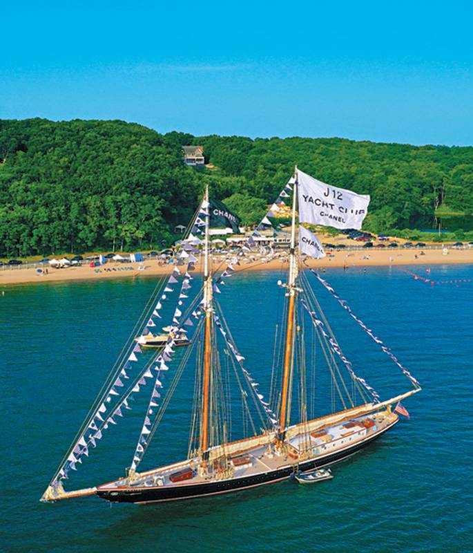 النجوم يشاركون فرحة دار شانيل
بإطلاق ساعة
J12 Yacht Club