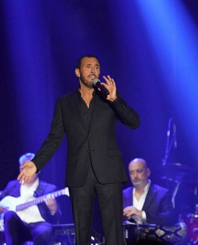 بالفيديو – كما لم تروه من قبل هكذا احتفل كاظم الساهر بيوم ميلاد قريبه... عفوية وضحك ومزاح