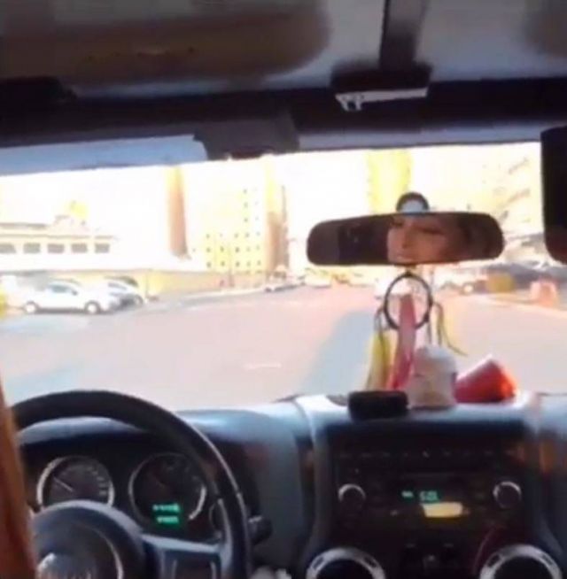 بالفيديو – فنانة خليجية تظهر بلوك أحلام وتثير الجدل بالسروال الضيق القصير... شاهدوها