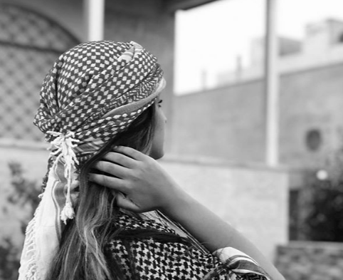 بالصور - شاهدوا حلا الترك ملتفة بالكوفية التقليدية من رأسها حتى قدميها