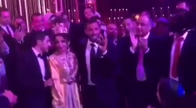 بالفيديو - كاظم الساهر يغني في زفاف ابنه وهدايا ملكية للعروس