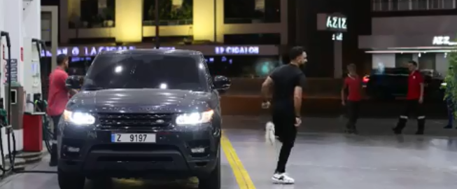 بالفيديو - مطرب لبناني يرقص في محطة وقود