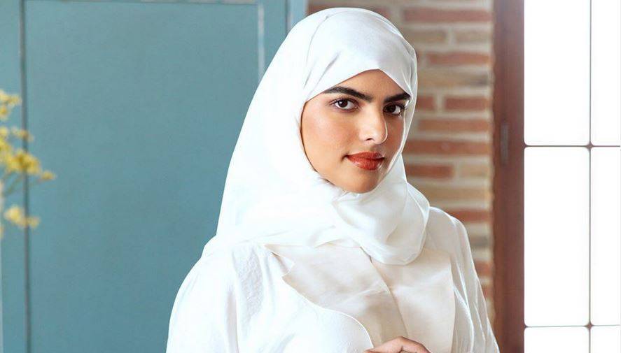 بالفيديو - سارة الودعاني تعرض جرحاً عميقاً على يد زوجها وتقول 