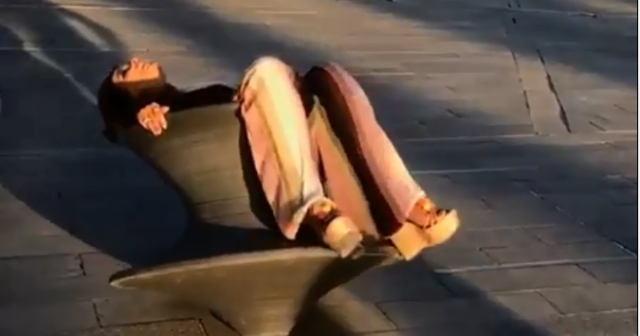 بالفيديو - مهيرة عبد العزيز تكاد تسقط وتصرخ