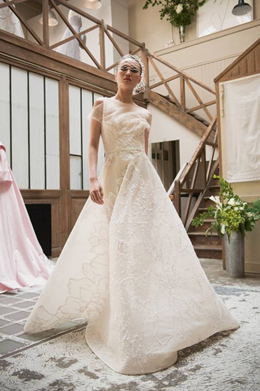 فستان حالم من قزّي وأسطا  Azzi & Osta