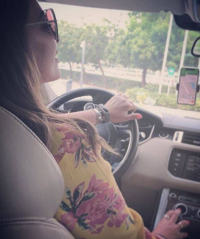 فنانة خليجية تستغرب تشبيهها بأحلام... ماذا قالت عن ملابس وأكسسورات الأخيرة؟