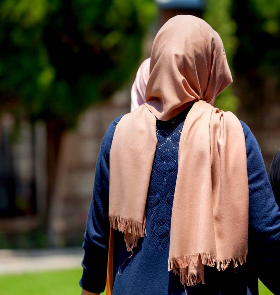 بالصورة - فنانة مصرية تظهر فجأة بالحجاب