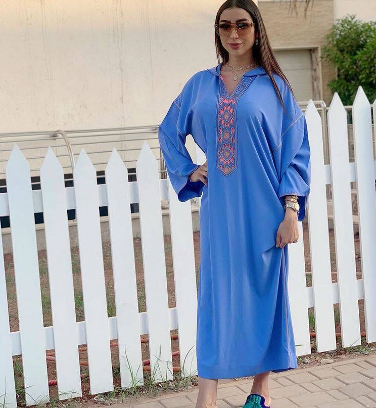 بالصور – ابنة دنيا بطمة تشعل المواقع بالجلباب التقليدي وطريقة عرضها له