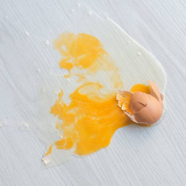 هذه هي الطريقة السريعة والسهلة لتنظيف البيض المكسور وإزالة رائحته