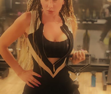 بالصور - نجمة سورية تتألق بملابس رياضية أنيقة