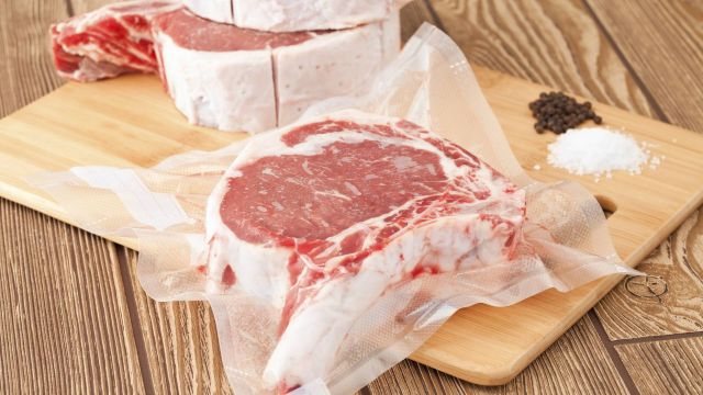 هل تذوبين اللحم المجمد في المايكروويف؟ انه خطأ فادح وهذه هي الطريقة الصحيحة
