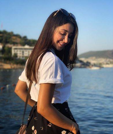 اسيل عمران تغضب وتهاجم صحافية بسبب سؤال: 