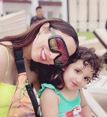 بالصور - شقيقة حلا الترك كبرت وباتت فاشينيستا.. شاهدوا حركاتها وأناقتها