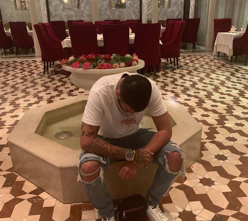 فنان عربي متهم بارتكاب جريمة في هذا البلد... إطلاق نار وملاحقة وهذا ما كشفه