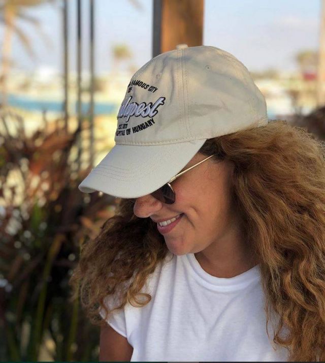 بالصورة – تعرفوا إلى والدة شيري عادل... ما درجة الشبه بينهما؟