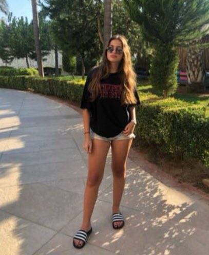 بالصور – فنان لبناني شهير يفاجئ الجميع للمرة الأولى بجمال ابنته الشابة