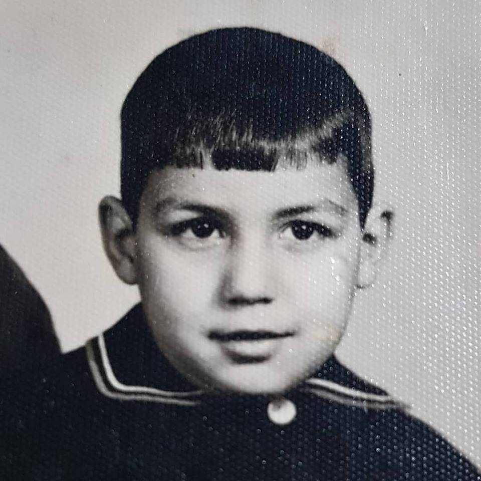 بالصورة - هذا الطفل اصبح فناناً سورياً قديراً