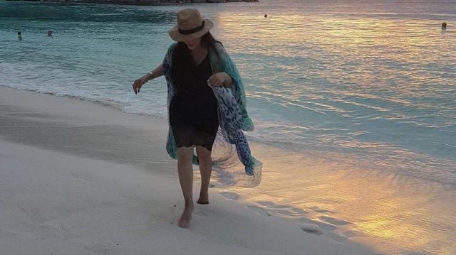 لجين عمران على أحد الشواطئ