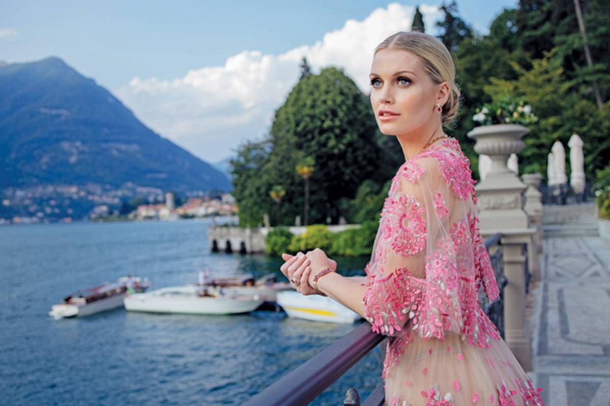 غموض عطر
THE MYSTIQUE OF A SCENT