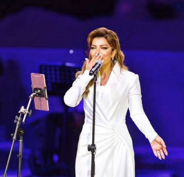 بعد هجوم أحلام عليها أصالة تصدم الجميع بردها السلبي على متابعة تغزلت بجمالها... ما القصة؟