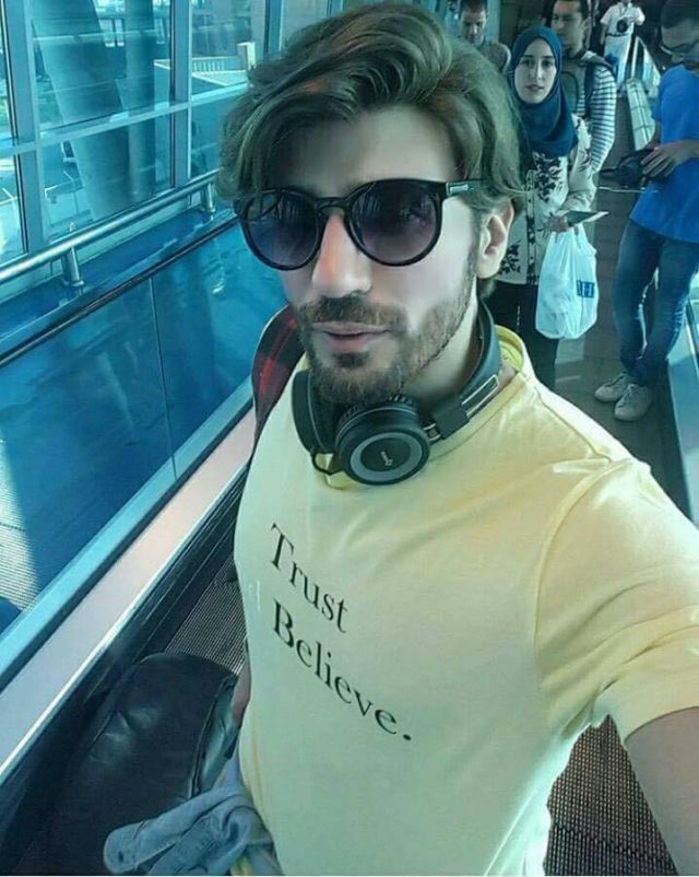 بالصور - شبيه عبد الحليم حافظ يرد على الساخرين من شكله برسالة قاسية