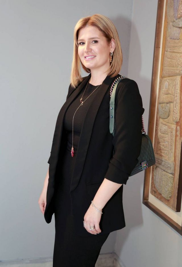 هنا شيحة تسترجع ذكريات العائلة بصور قديمة.. شاهدوا كم تشبه والدتها