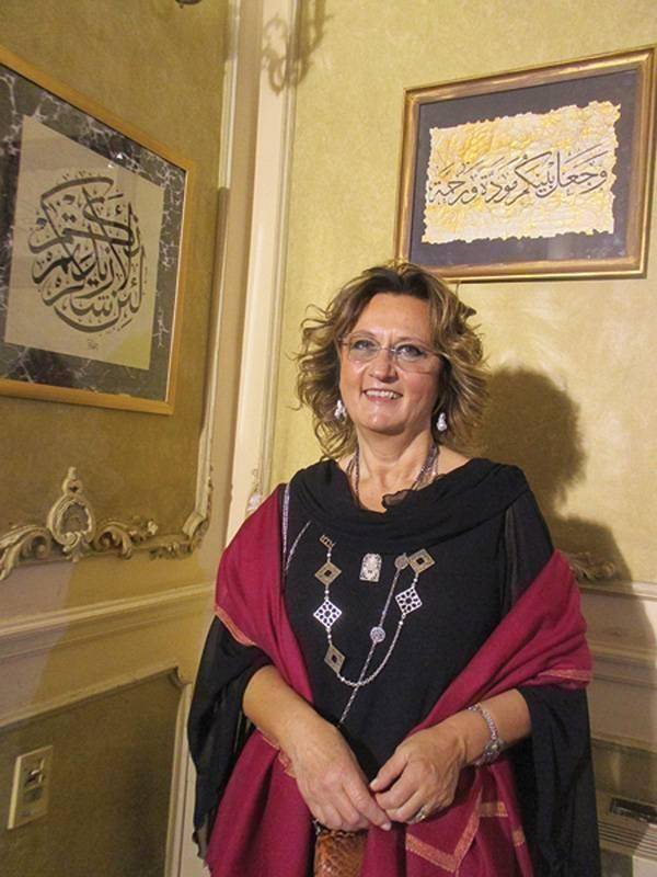 أجنبيات مولعات بالخطوط العربية