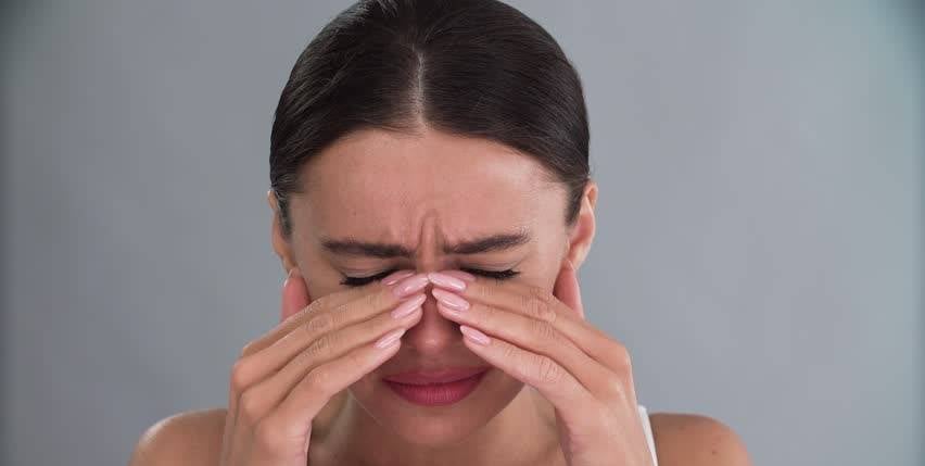 هل تعانون من انسداد الأنف وأعراض الزكام المزعجة؟ إليكم علاج الماء والفلفل والليمون