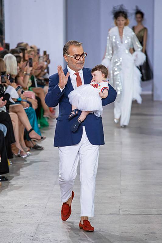 قدّم حفيدته في نهاية العرض كي يبعث الأمل في النفوس
جورج شقرا:
أسلوبي راقٍ لا يعترف بالوقت ومجموعتي مستوحاة من الخمسينيات!