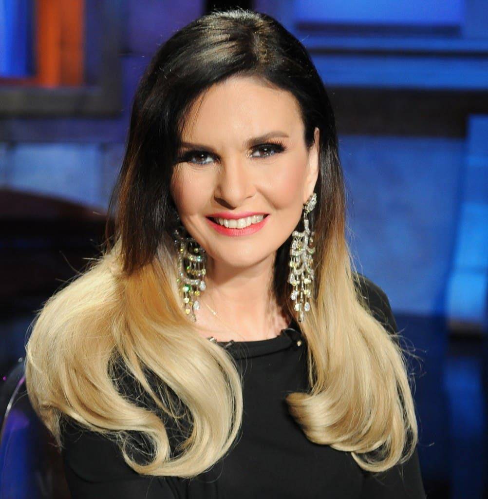 بالفيديو - الظهور الفني الأول ليسرا بعد وفاة والدتها