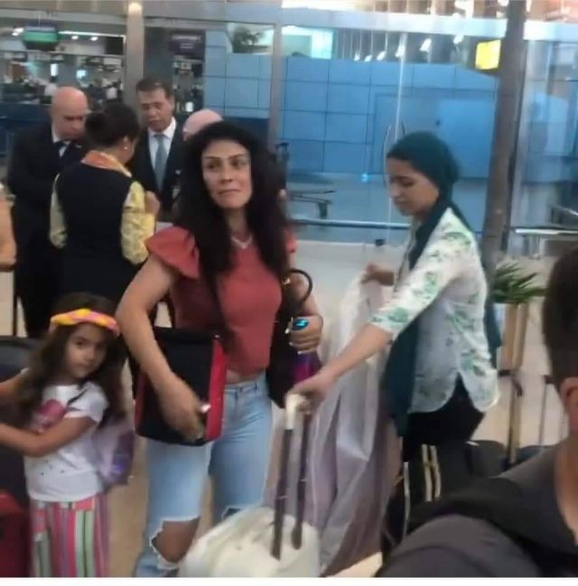 بسمة وبجوارها ابنتها