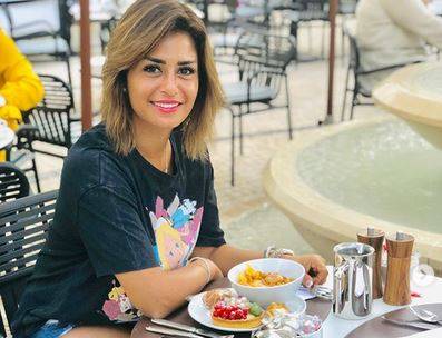 بالصور - منة فضالي بمايوه من قطعتين.. وتثير ضجة بتسريحة شعرها الجديدة