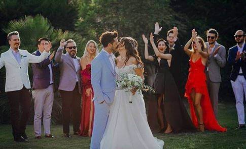 بالفيديو والصور - زفاف نجمة تركية يحدث ضجة.. 3 فساتين بيضاء وأغنية خاصة