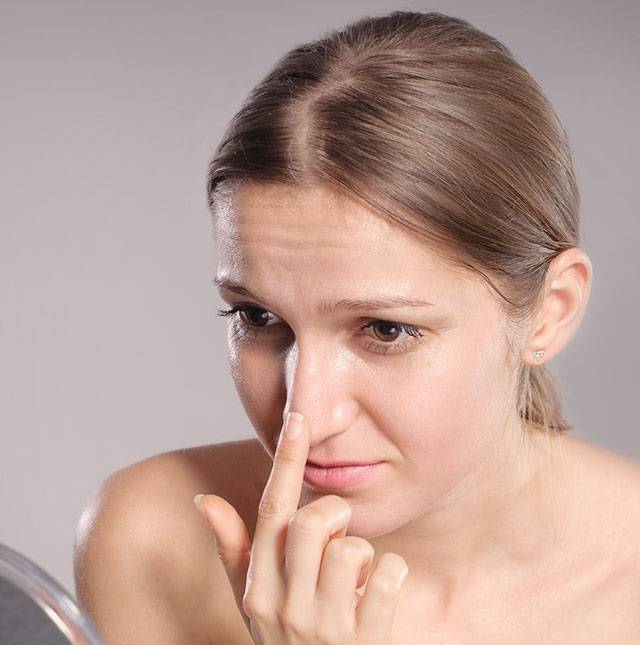 اصنعي بنفسك شريطاً لاصقاً لإزالة الرؤوس السوداء في دقيقتين