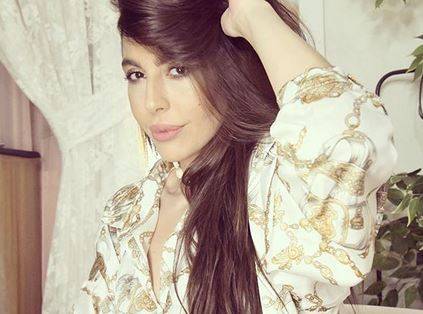 بالصور - ليلى اسكندر باطلالة مختلفة واكسسوار ضخم.. وهكذا تغزلت بزوجها على العلن