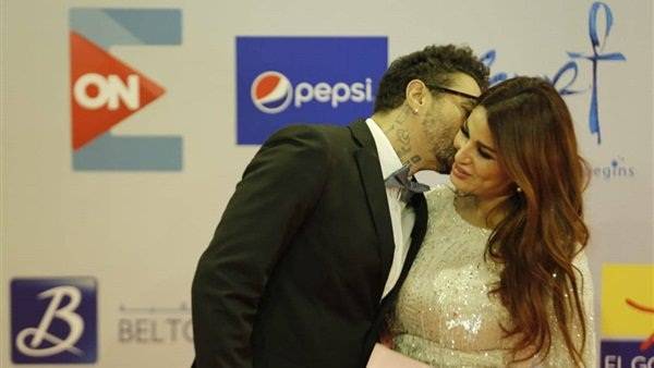 أحمد الفيشاوي يقبل زوجته في الجونة