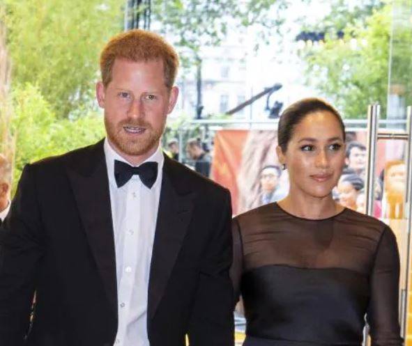 بالصور - شاهدي فستان ميغان ماركل البسيط والمرصع بالذهب.. هذا سعره الخيالي الذي أحدث ضجة