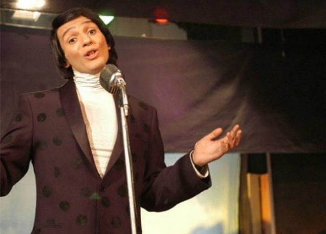 شادي شامل وهو يؤدي دور العندليب