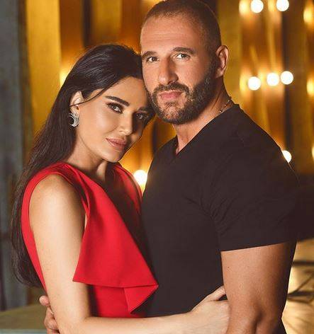بالفيديو - مفاجأة رائعة من سيرين لزوجها بيوم ميلاده.. أجواء رومنسية وكاتو خاص