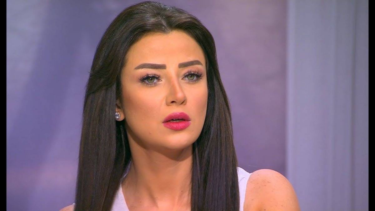 بالفيديو - متابع يهاجم رضوى الشربيني: 