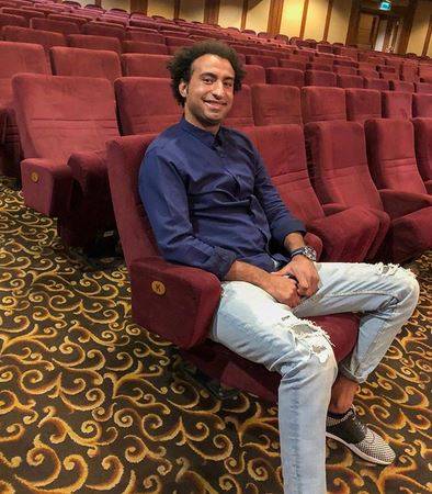 علي ربيع يتحدى الجمهور بحركات مضحكة.. والنجوم يتفاعلون