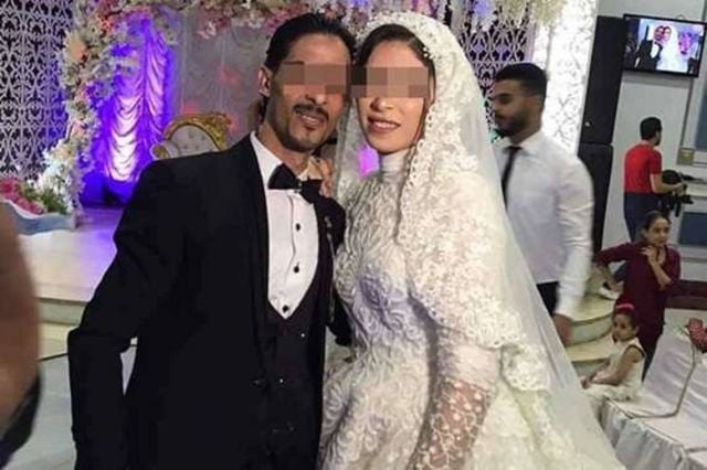 ضبط زوجته تحادث شاباً في شهر العسل.. ورد فعلها عنيف!