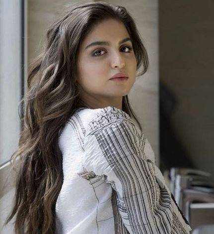 بالصورة – بعد الفيديو المستفز مع والدها... حلا الترك تحدث ضجة بهذا التفصيل في إطلالتها