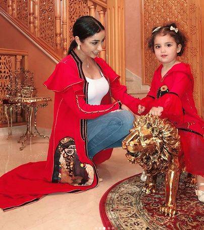 بالفيديو - إبنة دنيا بطمة تجبرها على القيام بهذا الامر.. شاهدوا جرأتها